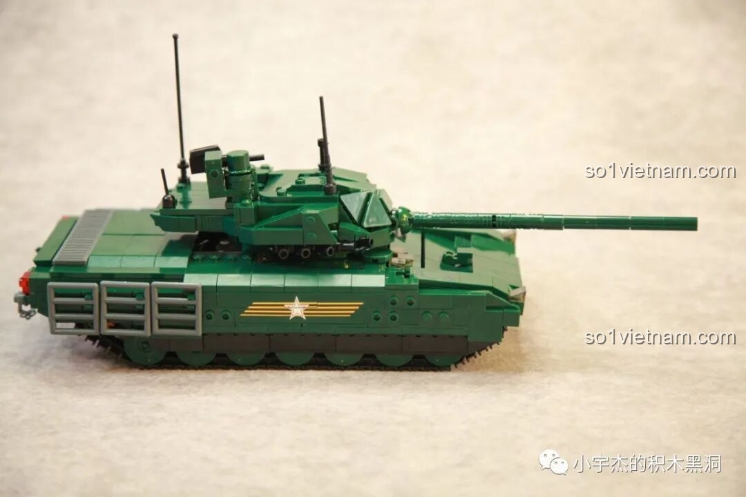 Toàn cảnh bên hông của mô hình xe tăng T-14 Armata Sluban M38-B0850 sau khi hoàn thiện.