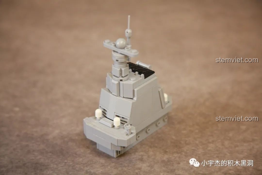 Mô hình Tàu Sân Bay Phúc Kiến Sluban M38-B1188 hoàn chỉnh trên giá đỡ, nhìn từ góc nghiêng.