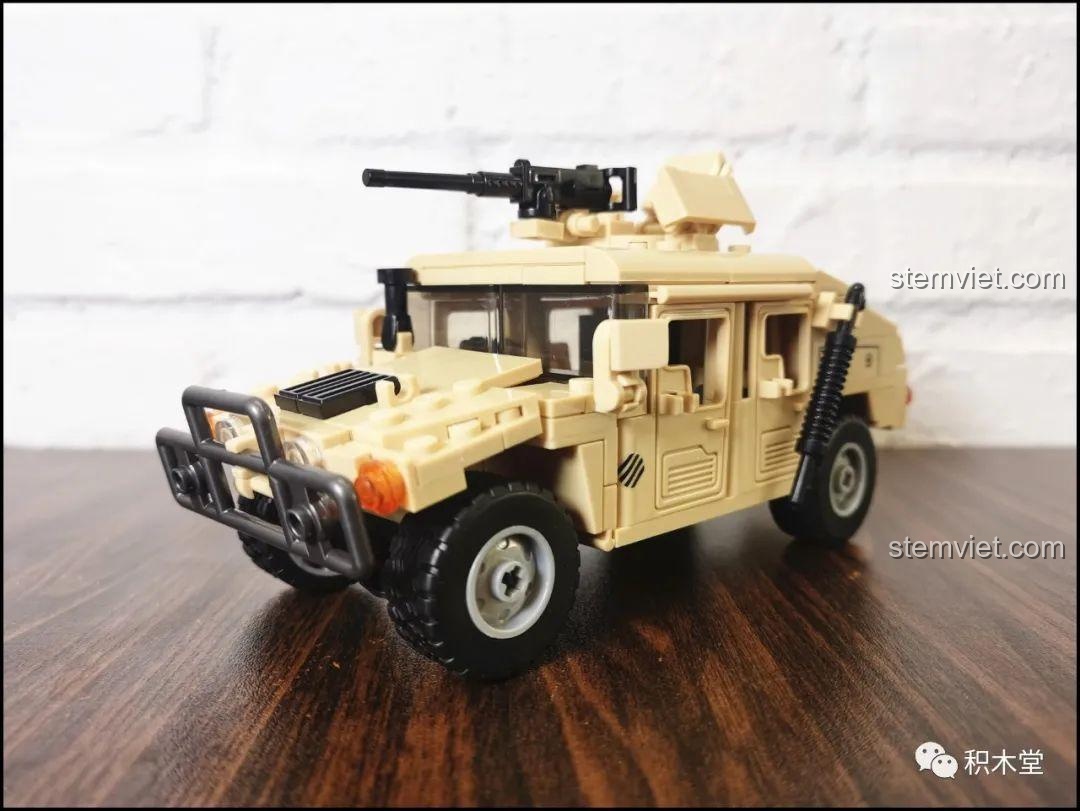 Hình ảnh mô hình Xe Humvee quân đội Sluban M38B0837 hoàn chỉnh, màu cát sa mạc, có súng máy trên nóc.