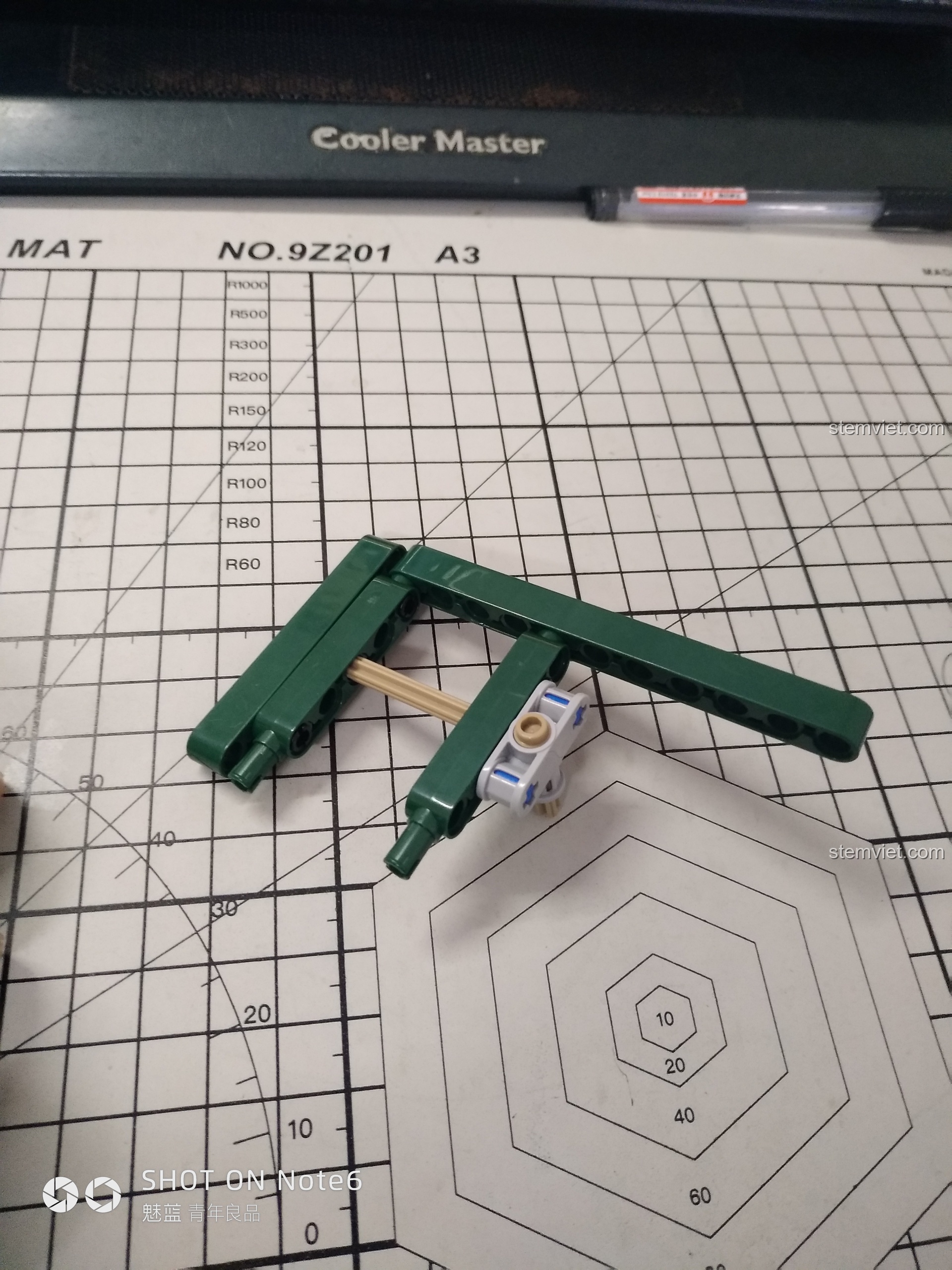 Mô hình CaDA C51021 hoàn chỉnh được đặt trên giá đỡ đi kèm, sẵn sàng để trưng bày hoặc thử nghiệm.