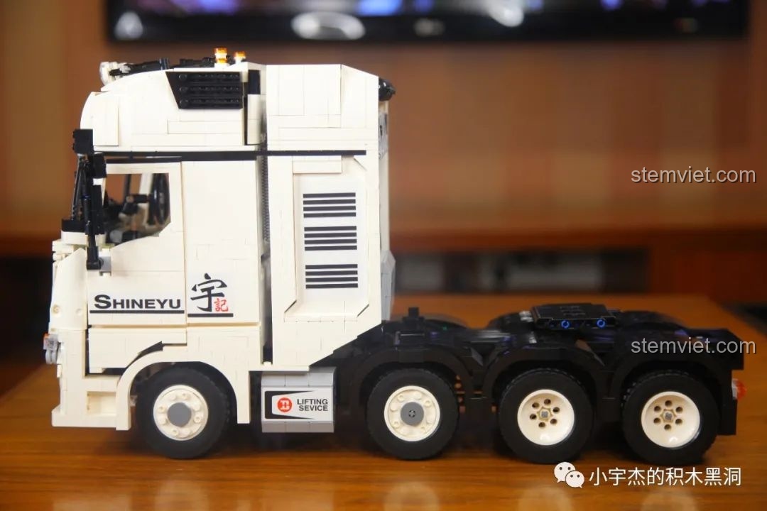 Mô hình Xe Đầu Kéo Mercedes-Benz Actros 4163 ShineYU YC-QC007 hoàn chỉnh nhìn từ phía trước, vẻ đẹp hùng vĩ và chi tiết sắc nét.