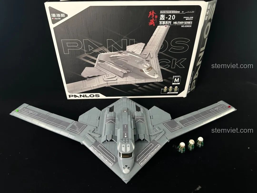 Mô hình máy bay ném bom chiến lược tàng hình H-20 Panlos Brick 639026 hoàn chỉnh bên cạnh hộp sản phẩm.