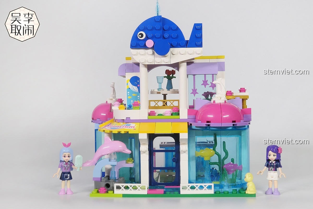 Mô hình Thủy cung Cá Voi Xanh QMAN 2012 hoàn chỉnh cùng hai nhân vật minifigure và chú mèo.