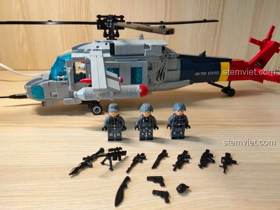 Mô hình WOMA C0897 Trực thăng UH-60 Black Hawk hoàn chỉnh cùng 3 minifigures và dàn vũ khí đi kèm.