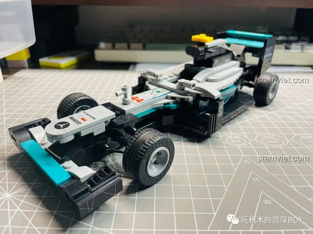 Mô hình xe đua F1 Mercedes KAZI KY6104 hoàn chỉnh sau khi lắp bánh xe và dán đầy đủ sticker.