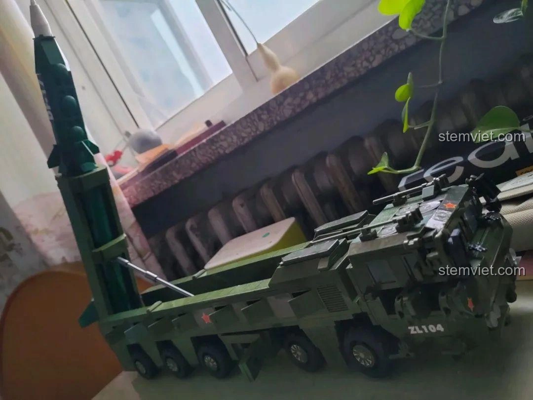 Mô hình hoàn chỉnh Xe Tên Lửa Đạn Đạo Đông Phong-17 CAYI 2282, sẵn sàng trưng bày.