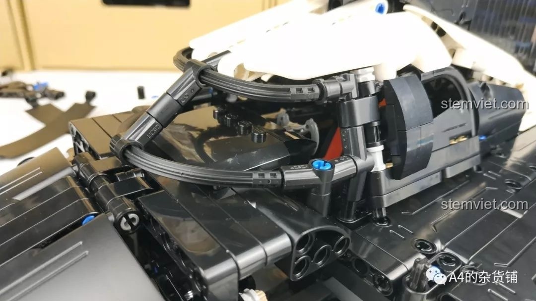 Mô hình xe đua CaDA C61016 đã được lắp ráp hoàn chỉnh phần thân vỏ, chưa dán decal.