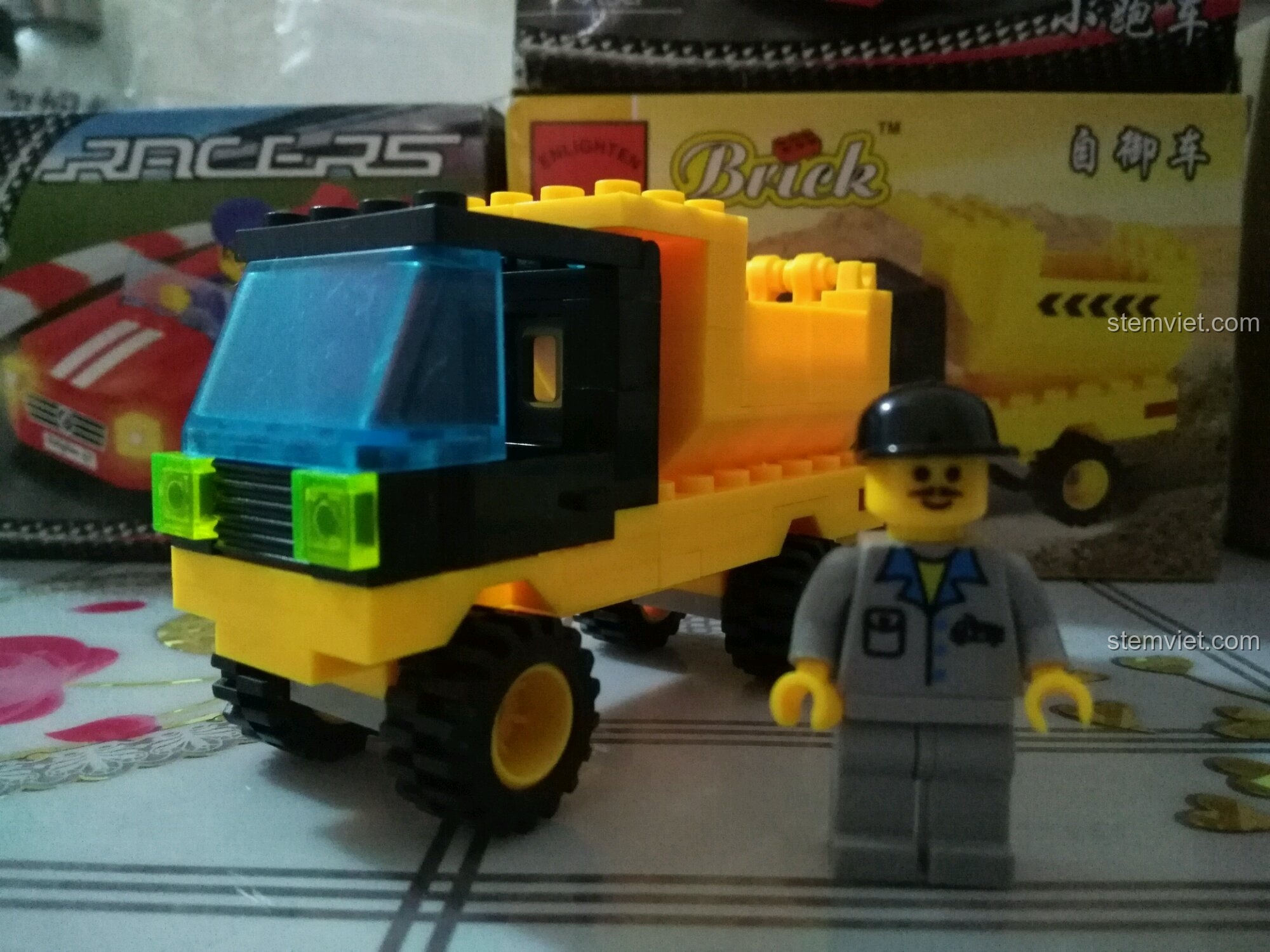 Mô hình xe ben công trình Enlighten 0381 đã lắp ráp hoàn chỉnh cùng minifigure công nhân.