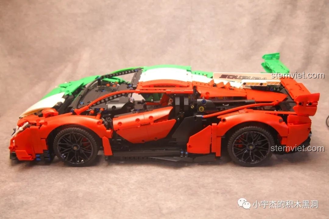 Mô hình Siêu xe Ý Veneno 10222 đã hoàn thiện với bánh xe được lắp vào, một thành quả xứng đáng sau nhiều giờ lắp ráp.