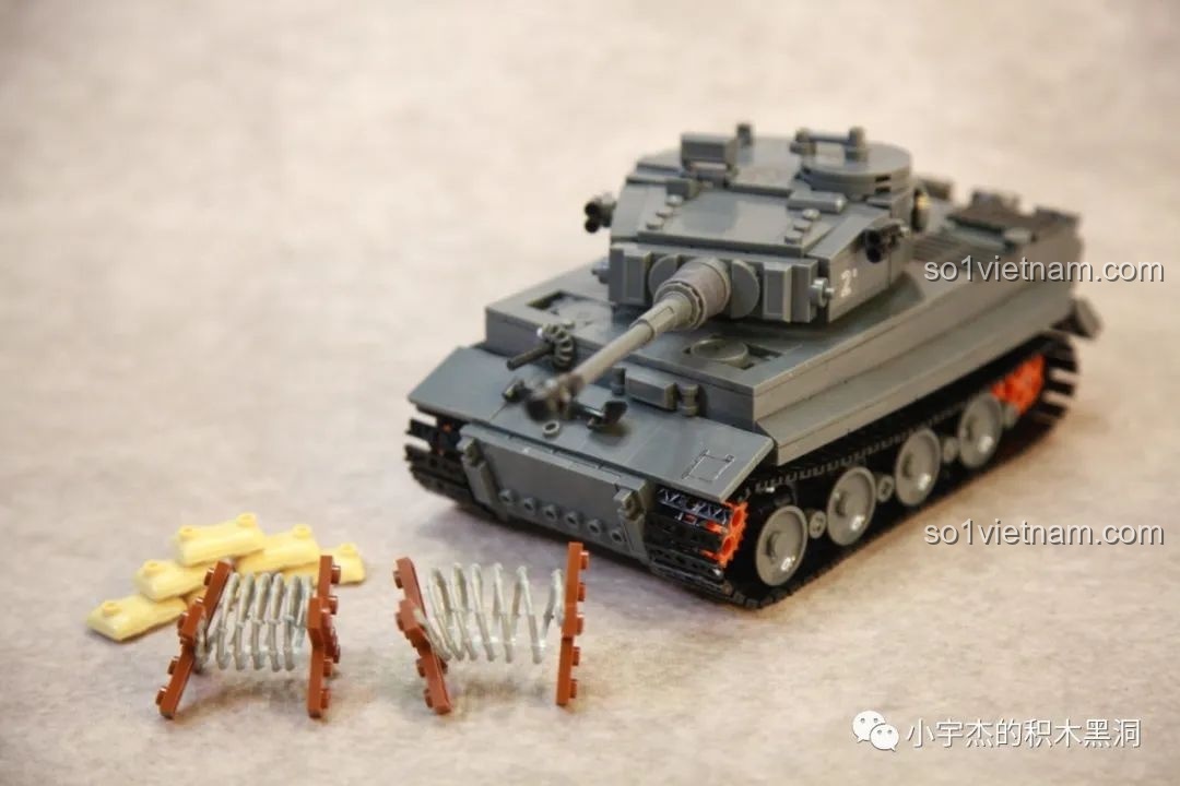 Mô hình xe tăng Tiger I Sluban M38-B0851 hoàn thiện cùng các phụ kiện hàng rào và bao cát đi kèm.