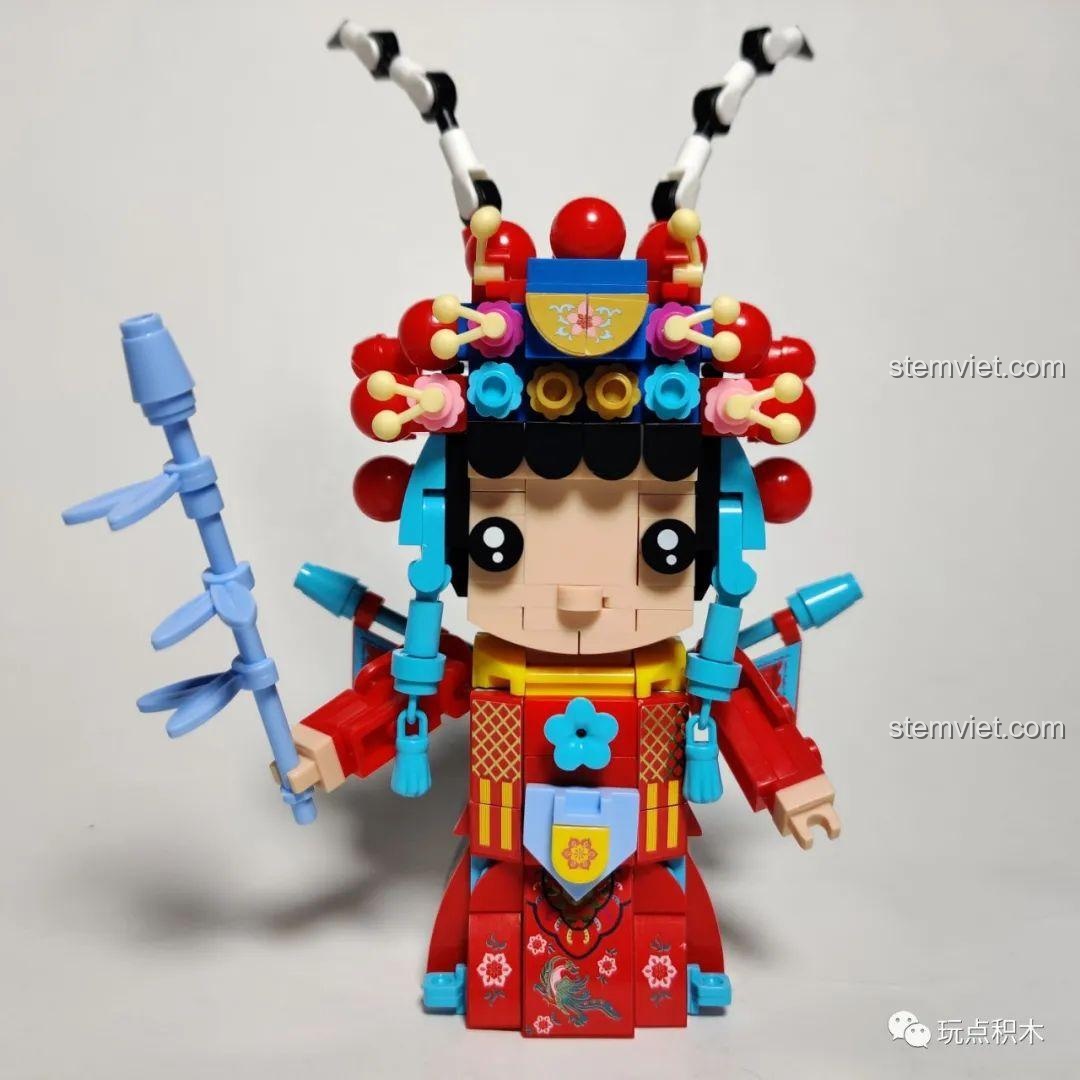 Mô hình Mộc Quế Anh Sluban B0761-06 hoàn thiện nhìn từ phía trước, trang phục lộng lẫy và vũ khí độc đáo.