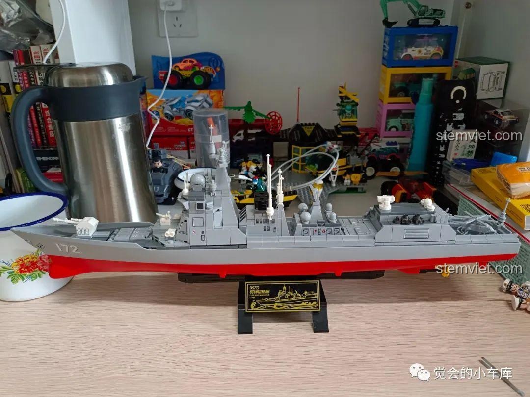 Toàn cảnh mô hình Tàu khu trục Type 052D SEMBO 202029 đã hoàn thành, đặt trên đế trưng bày, khoe trọn vẻ đẹp hoành tráng.