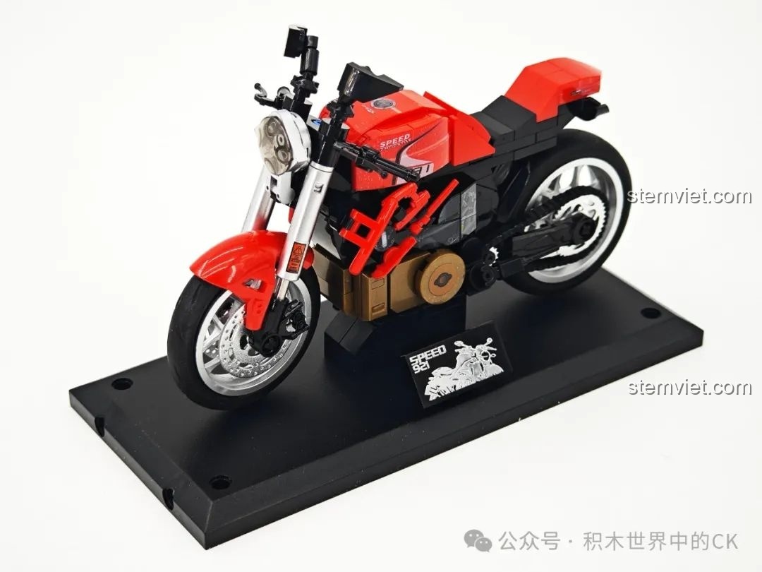 Mô hình Ducati Monster 821 SEMBO 714552 hoàn thiện được đặt trên đế trưng bày, khoe trọn vẻ đẹp thiết kế.