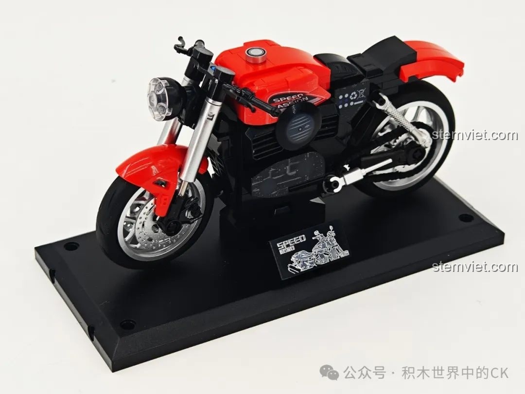 Mô hình 'Halay Cứng Cáp' SEMBO 714554 hoàn thiện được đặt trên đế trưng bày, thể hiện phong cách cruiser.