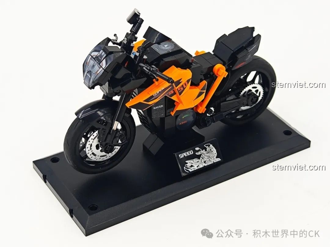 Mô hình 'Ánh Sáng Viễn Dã' SEMBO 714555 hoàn thiện được đặt trên đế trưng bày, thể hiện phong cách off-road.