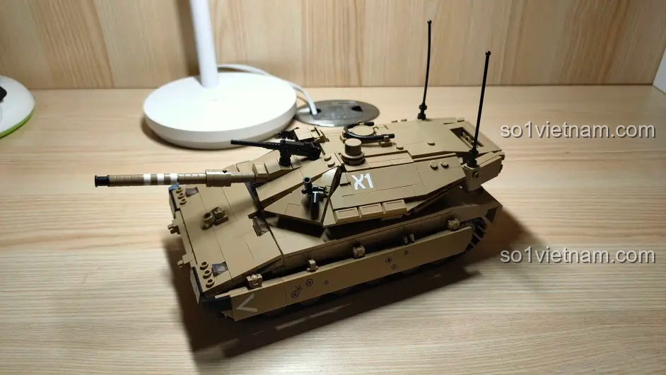 Mô hình xe tăng chiến đấu chủ lực Merkava MK4 Sluban M38-B1022 hoàn thiện, nhìn từ góc nghiêng, rất hầm hố và chi tiết.