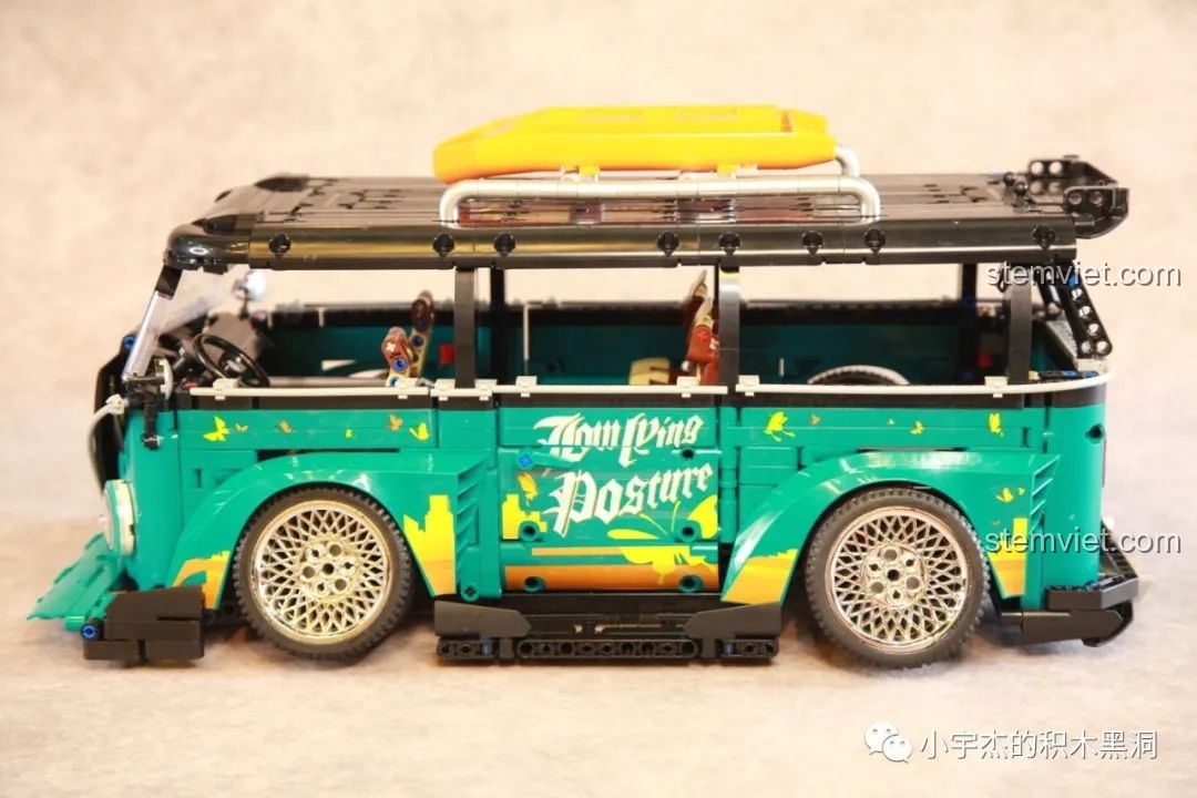 Mô hình xe Volkswagen T1 K Box 10510 hoàn thiện với đầy đủ sticker, khoe dáng bên hông cực kỳ ấn tượng.