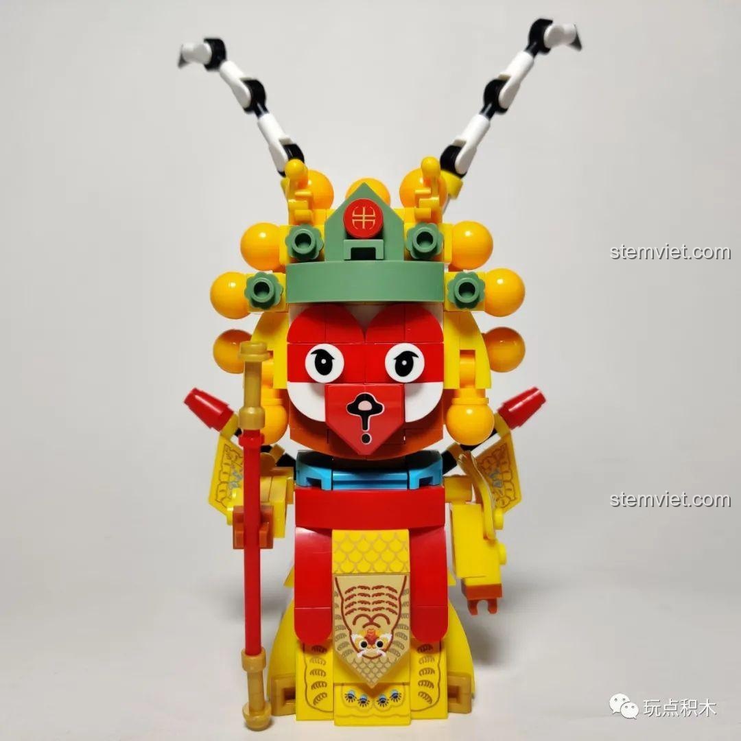 Mô hình Tề Thiên Đại Thánh Sluban B0761-05 hoàn thiện nhìn từ phía trước, cầm gậy như ý và trang phục lộng lẫy.