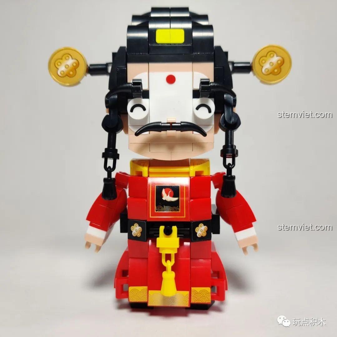 Mô hình Tri Huyện Sluban B0761-08 hoàn thiện nhìn từ phía trước, với biểu cảm hài hước và trang phục độc đáo.