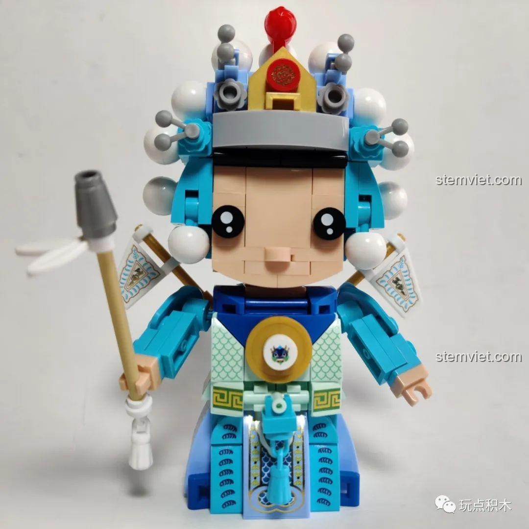 Mô hình Triệu Tử Long Sluban B0761-07 hoàn thiện nhìn từ phía trước, cầm vũ khí và mặc áo giáp xanh.