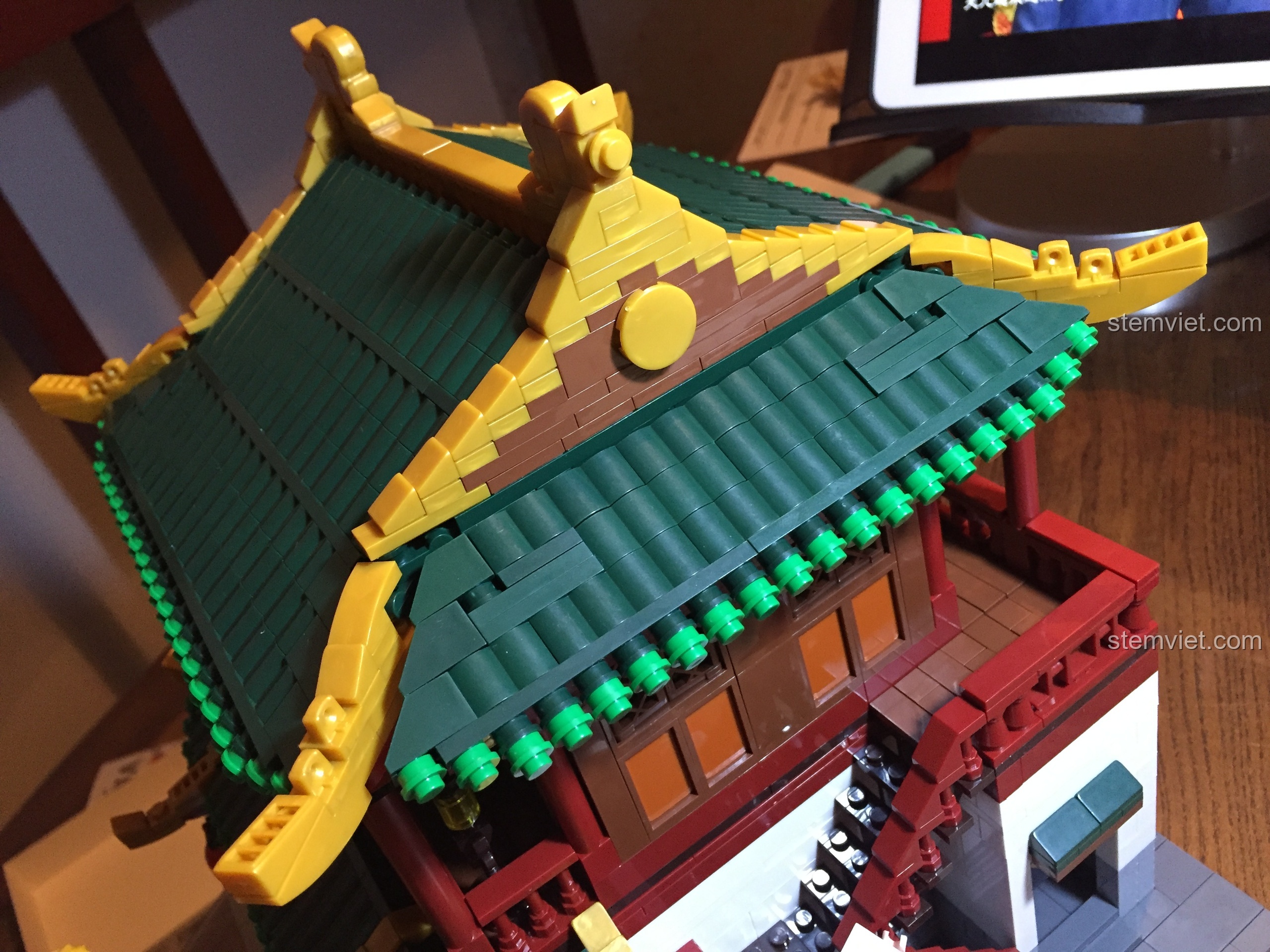 Mô hình Vạn Phúc Khách Sạn đã hoàn thiện với phần mái nhà được đặt lên trên cùng.