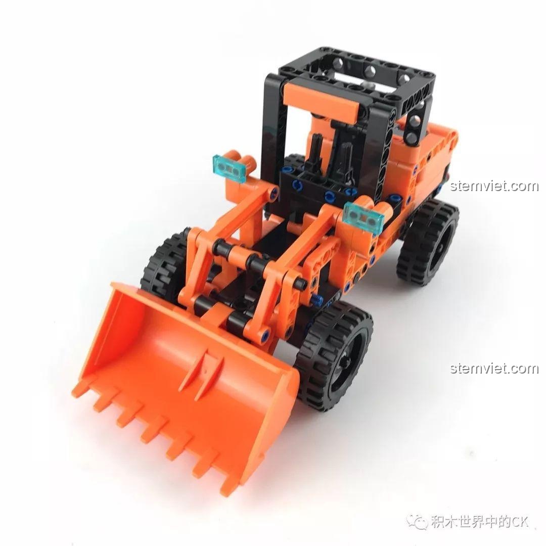 Mô hình xe xúc lật Winner 7086 hoàn thiện, nhìn từ góc chéo phía trước, sẵn sàng hoạt động.