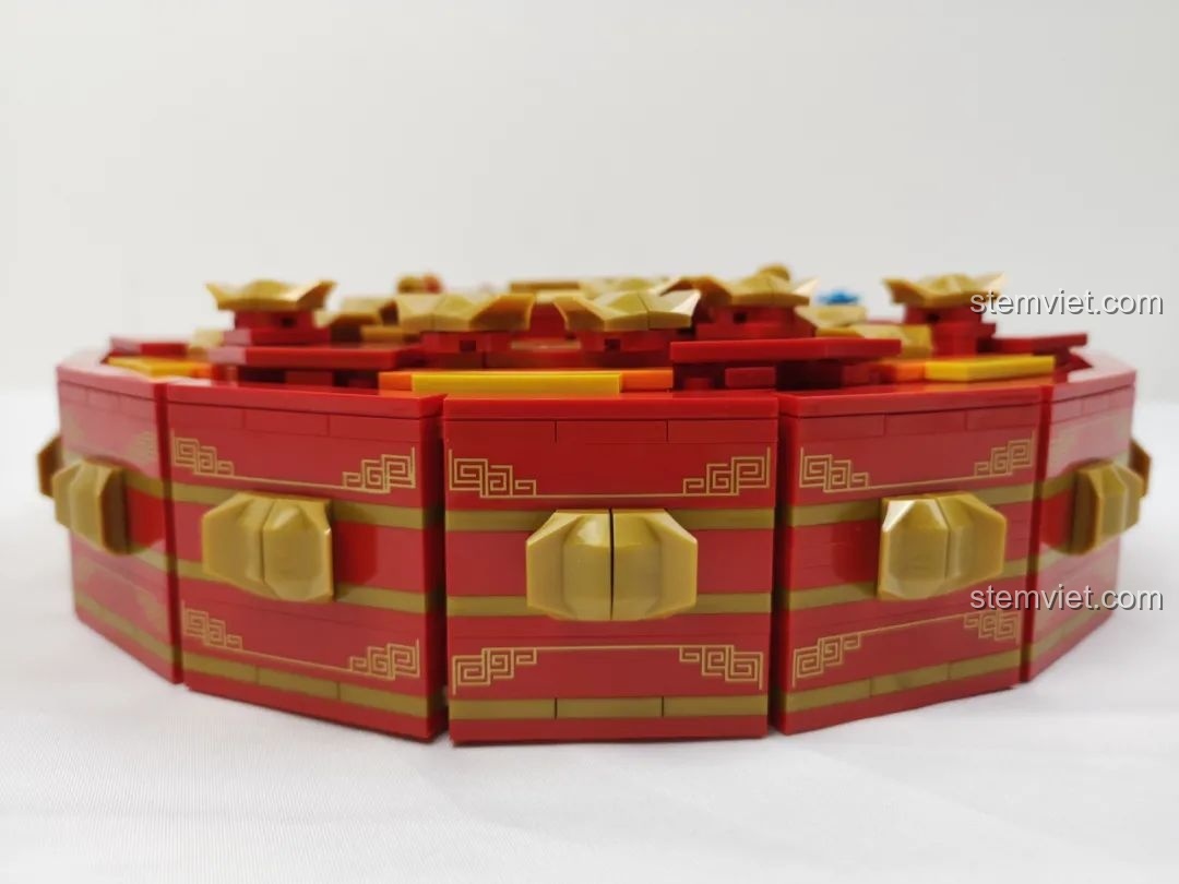 Góc nhìn nghiêng của mô hình Hộp đựng đồ trang trí Tết WOMA C.9122 hoàn chỉnh.