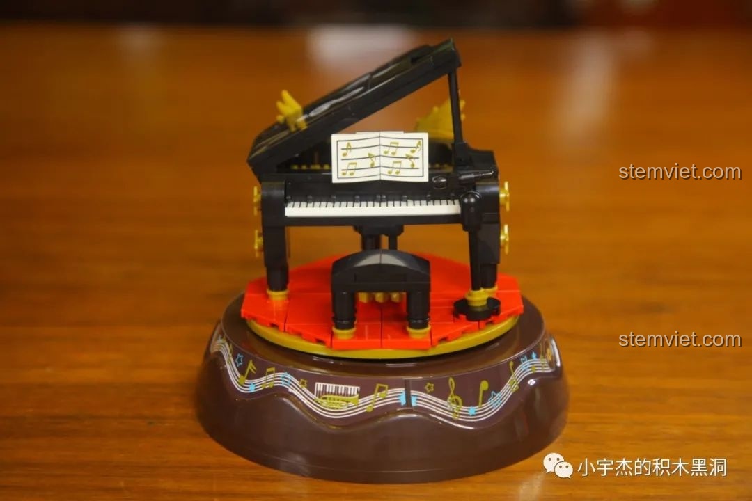 Mô hình hộp nhạc WOMA C0360 chủ đề đàn piano đã hoàn thành, với cây đàn và ghế ngồi trên đế xoay màu nâu.