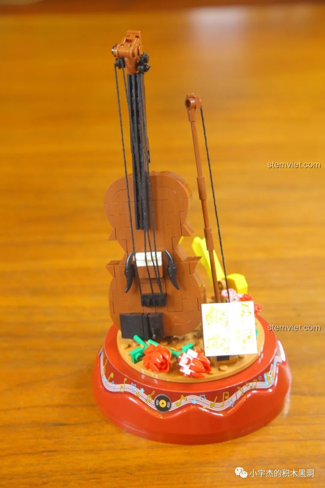 Mô hình hộp nhạc WOMA C0362 chủ đề đàn violin đã hoàn thành, với cây đàn, bản nhạc và hoa hồng trên đế xoay.