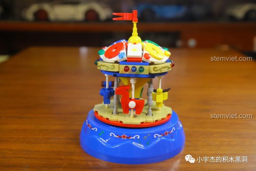 Mô hình hộp nhạc WOMA C0363 chủ đề vòng quay ngựa gỗ đã hoàn thành, với các con thú và mái che sặc sỡ.