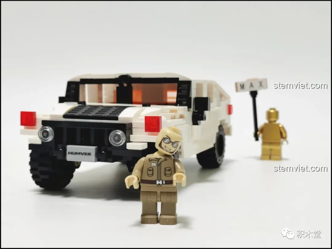 Mô hình Humvee mini đã hoàn thành cùng với nhân vật người lính đi kèm, sẵn sàng cho các cuộc phiêu lưu.