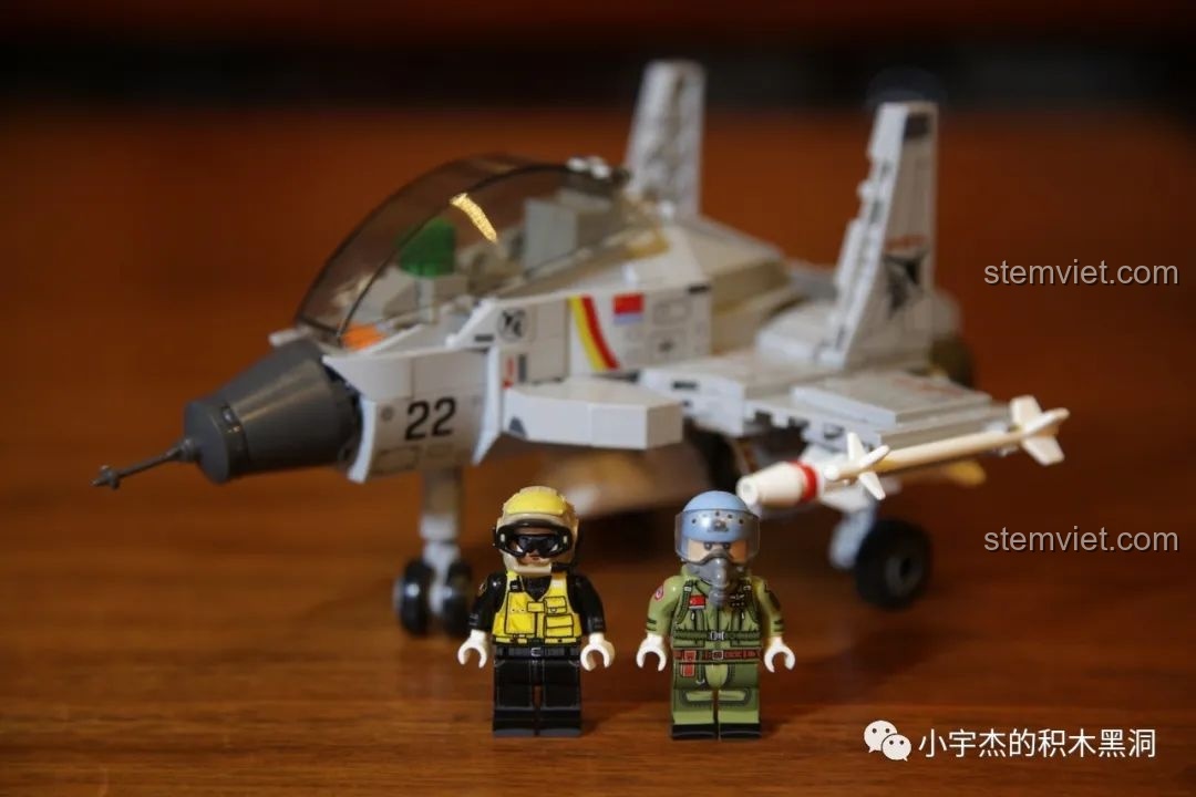 Mô hình J-15 Chibi hoàn chỉnh cùng 2 minifigures phi công và nhân viên mặt đất đứng phía trước.
