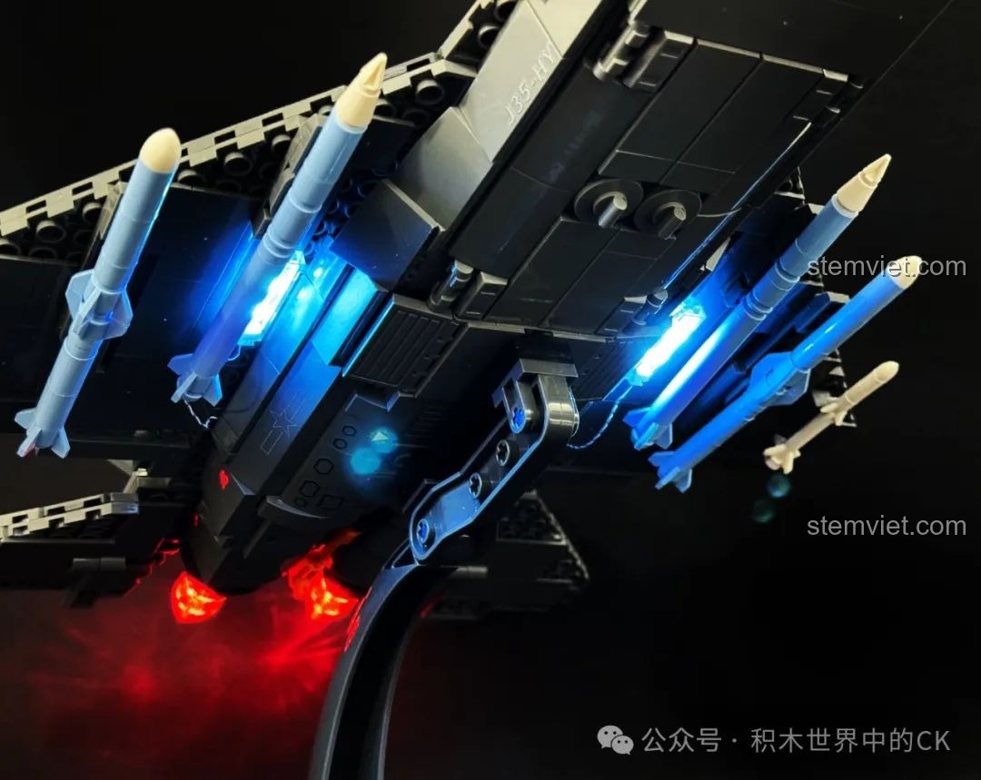 Mô hình J-35 202255 giá tốt với đèn LED xanh dương chiếu sáng từ dưới cánh, tạo hiệu ứng đẹp mắt.