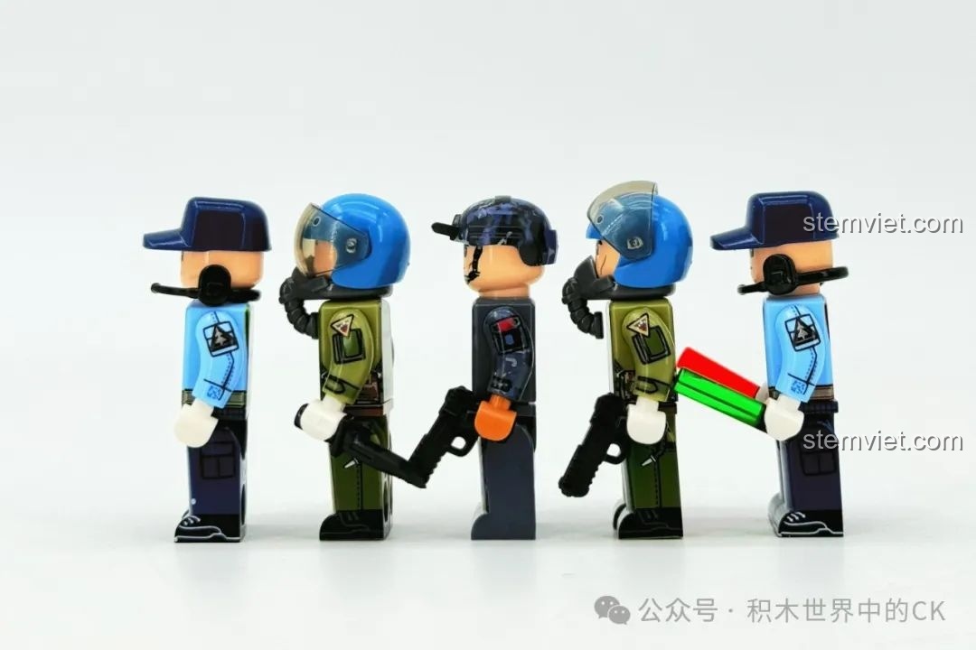 Mô hình J-35 202255 giá tốt đi kèm 5 minifigures với nhiều tư thế và phụ kiện khác nhau.