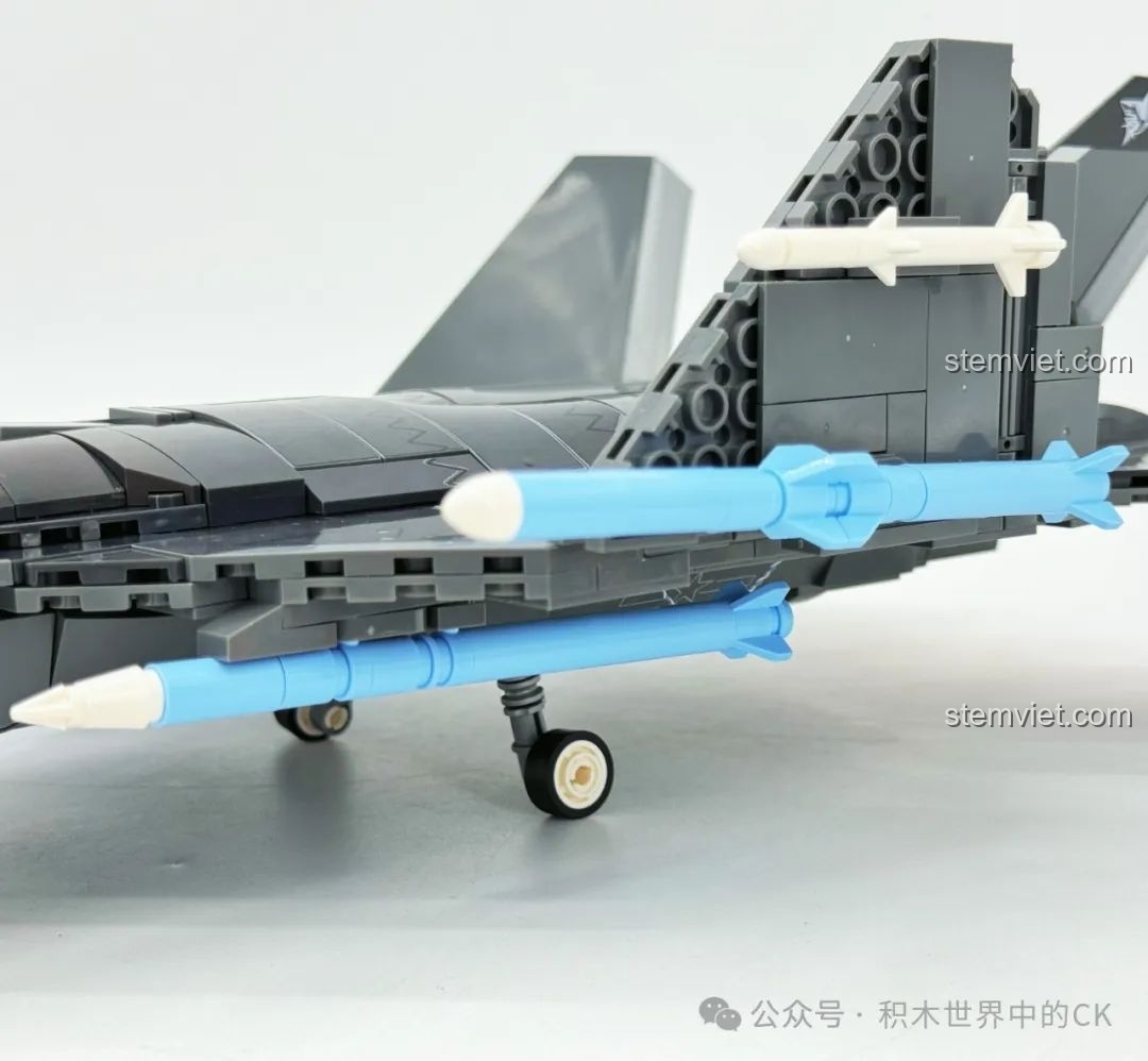 Mô hình J-35 202255 giá tốt với các tên lửa được trang bị đầy đủ dưới cánh, tăng thêm vẻ hầm hố.