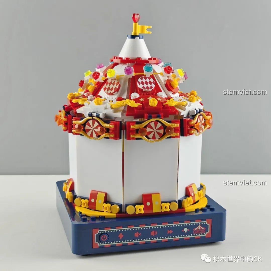 Mô hình Hộp nhạc thông minh Công viên giải trí ánh sao JAKI JK1366 đã hoàn thiện phần thân và mái, đặt trên đế. Cảm nhận JAKI JK1366 Mô hình hộp nhạc tinh tú.