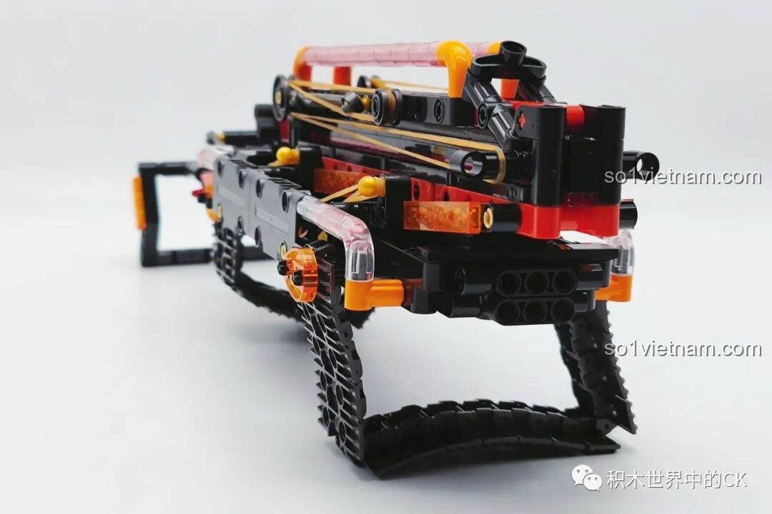 Ảnh chụp mô hình JIESTAR 58005 Lưỡi lê nhiệt từ góc nghiêng, khoe các chi tiết mắt xích và cơ khí.