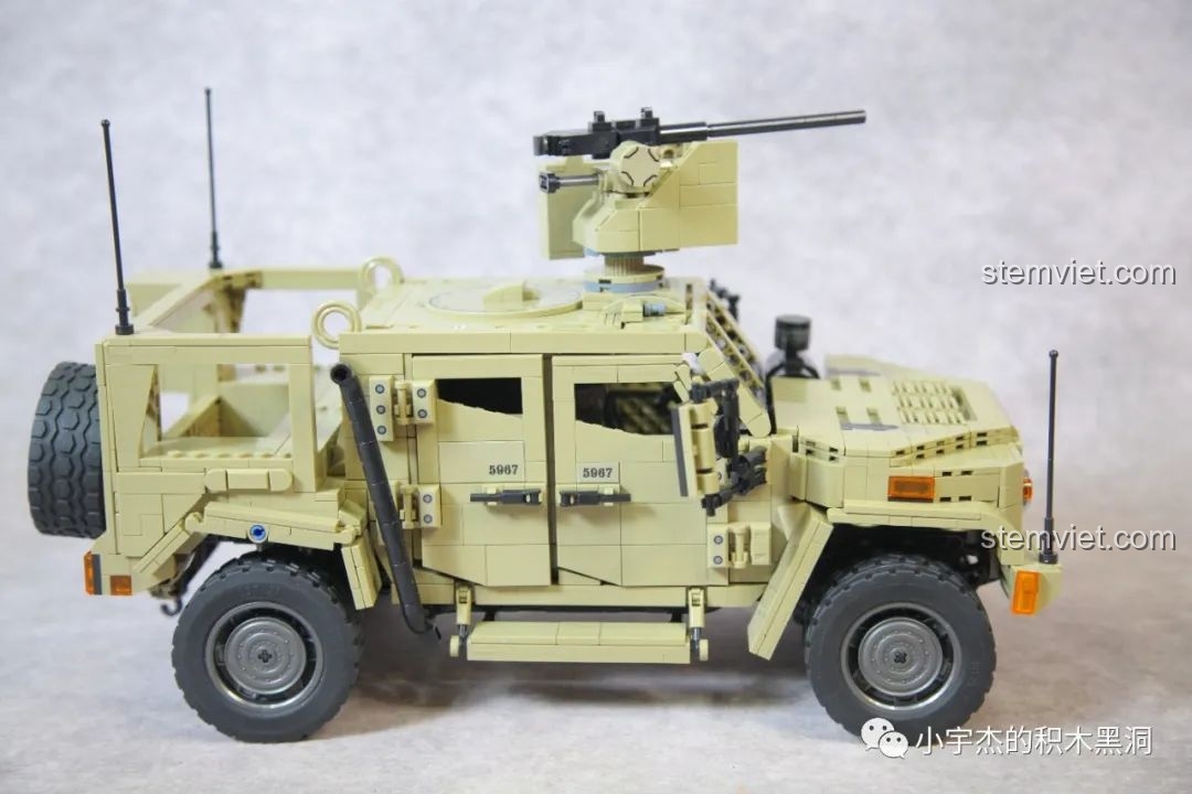 Mô hình xe JLTV hoàn chỉnh với trạm vũ khí đã được lắp trên nóc, sẵn sàng trưng bày.