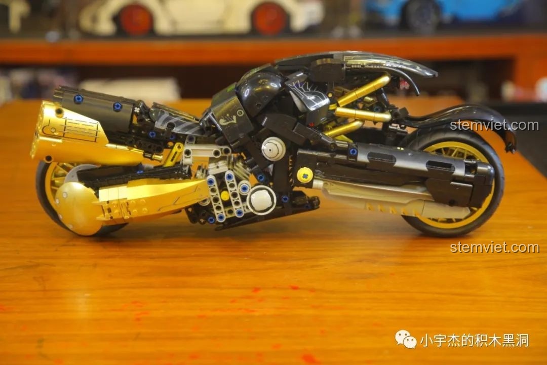 Góc nhìn khác của mô hình Mô tô Fenrir Sói Lửa Final Fantasy VII KBox 10248 đang lắp, với các chi tiết cơ khí lộ ra.