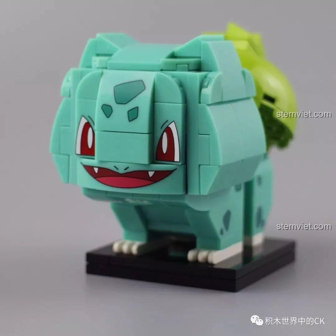 Mô hình lắp ráp Keeppley Bulbasaur A0104 hoàn thiện với vẻ ngoài tinh nghịch và nụ cười toe toét.