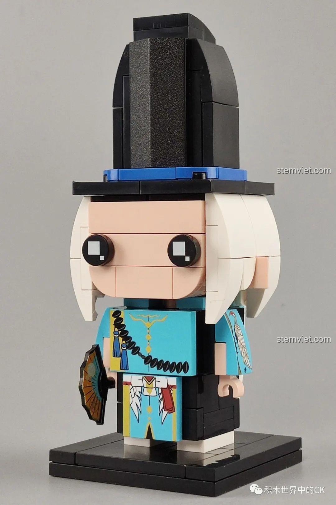 Mô hình Keeppley K20105 Seimei hoàn chỉnh với mũ, quạt và đế trưng bày màu đen.