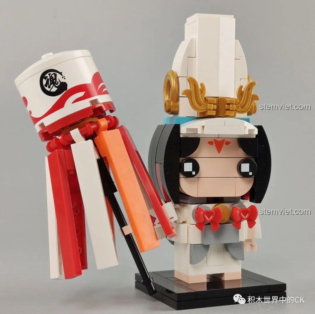 Mô hình Keeppley K20106 Bạch Đồng Tử hoàn chỉnh, nổi bật với banner 'Hồn' và trang phục trắng.