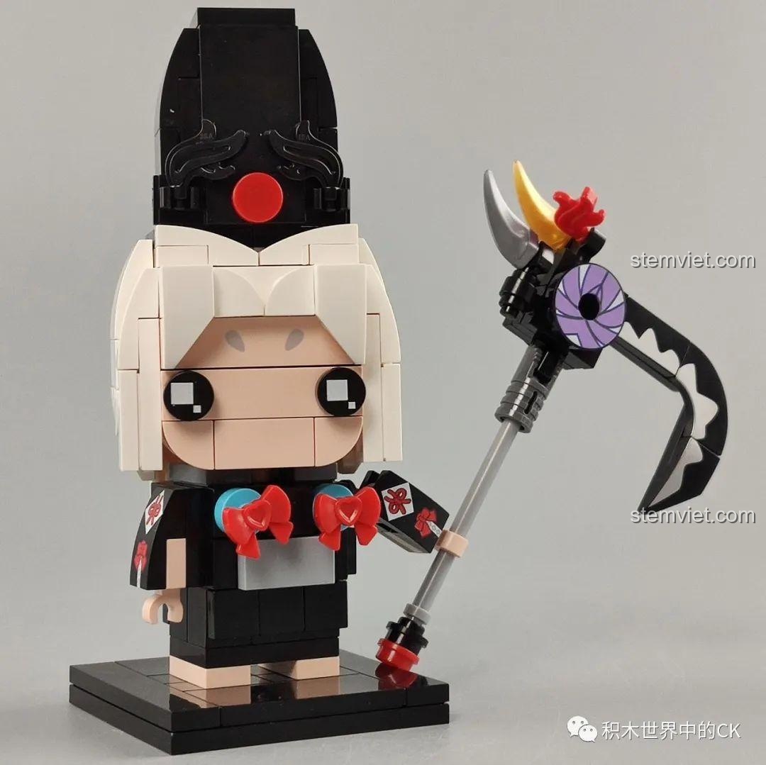 Mô hình Keeppley K20107 Hắc Đồng Tử hoàn chỉnh, cầm cây lưỡi hái và có vẻ ngoài lạnh lùng.