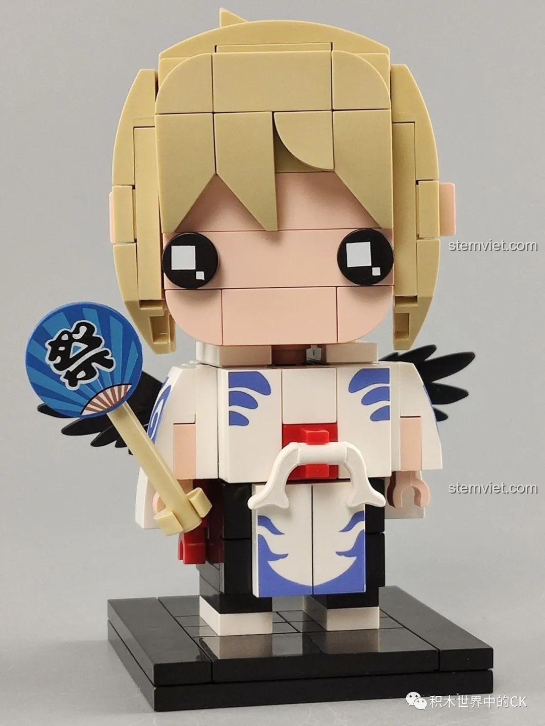 Mô hình Keeppley K20108 Đại Thiên Cẩu hoàn chỉnh với đôi cánh đen, quạt và mái tóc vàng.