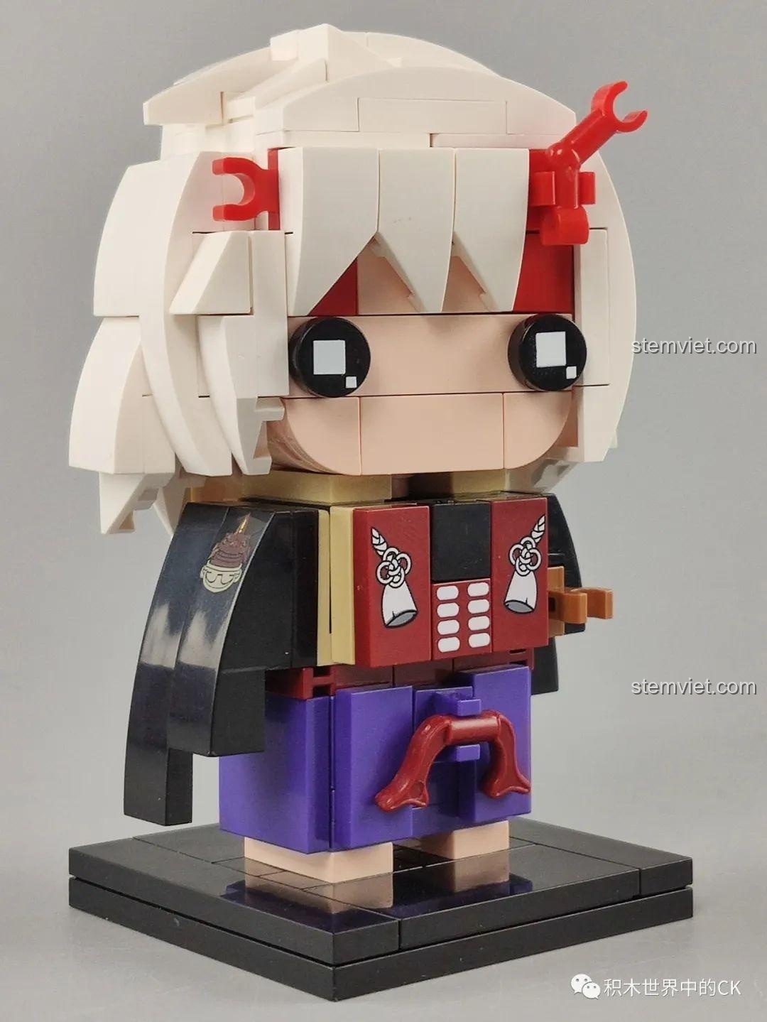 Mô hình Keeppley K20110 Tỳ Mộc Đồng Tử hoàn chỉnh với mái tóc trắng đỏ và trang phục đặc trưng.