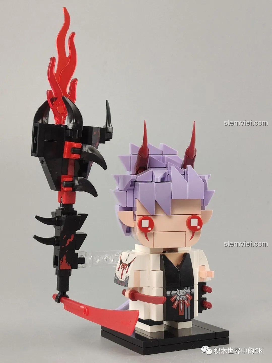 Mô hình Keeppley K20111 Quỷ Thiết hoàn chỉnh với vũ khí lửa và mái tóc tím ấn tượng.