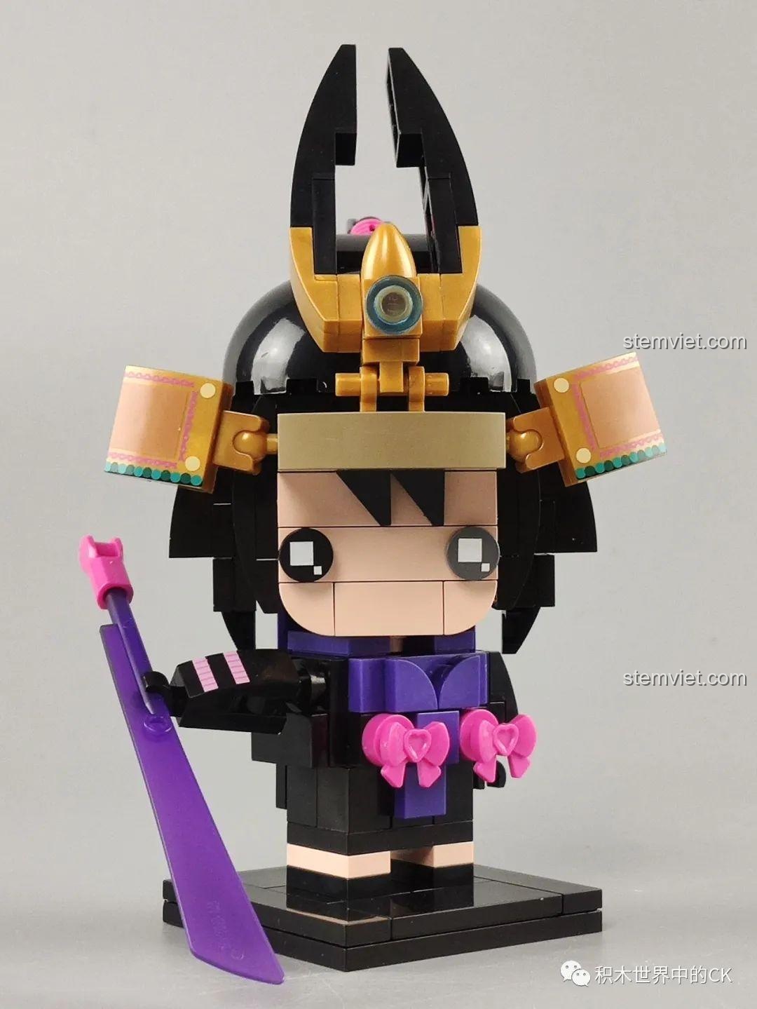 Mô hình Keeppley K20112 Tửu Thôn Đồng Tử hoàn chỉnh với mũ giáp và vũ khí màu tím.