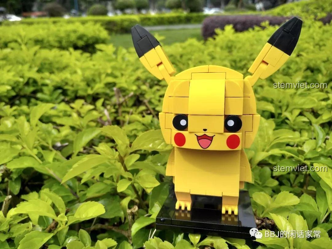 Mô hình Keeppley Pikachu A0101 hoàn thiện được đặt giữa bụi cây xanh, khoe trọn vẻ ngoài đáng yêu, dễ thương.