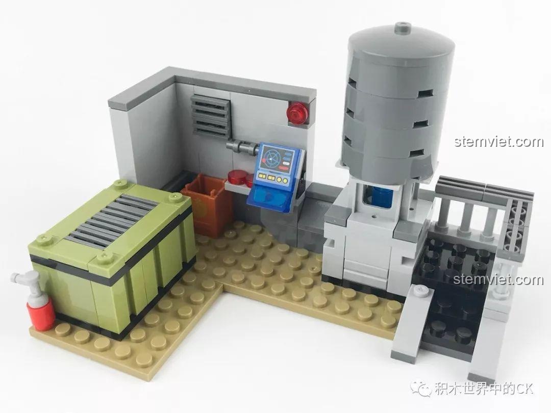 Mô hình Khu nhà kho và tháp nước đã lắp ráp hoàn chỉnh từ bộ LELE 36029, nhìn từ góc chính diện.