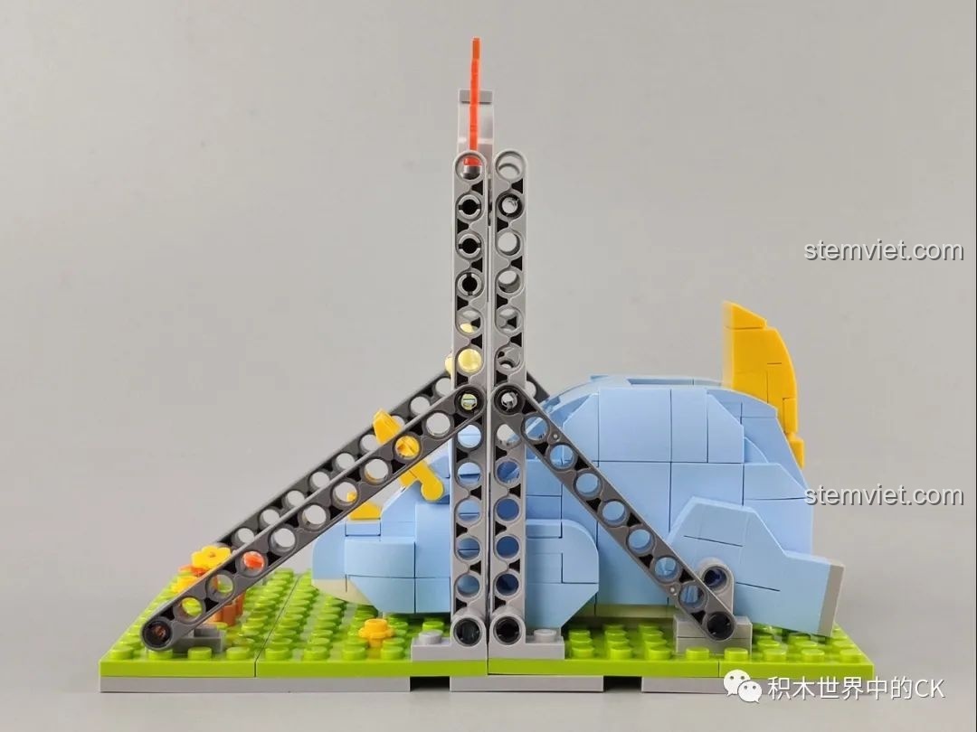 Mô hình lắp ráp khủng long ba sừng nhút nhát JAKI Fun Desk đã hoàn thành, góc khác